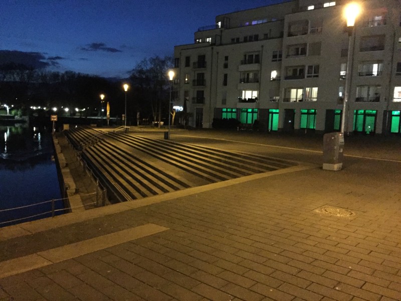 Hier sitzen sonst gerne die Mülheimer in der Sonne an der Promenade.