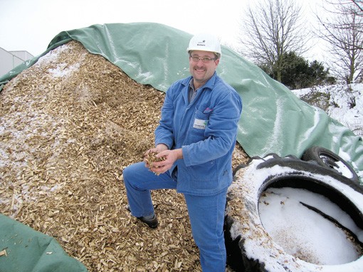 Mit Holzhackschnitzeln heizen im Kreis Wesel eine Grundschule sowie ein Berufskolleg., Nachhaltiger Biomasseeinsatz erfordert viel Arbeit und Organisation.