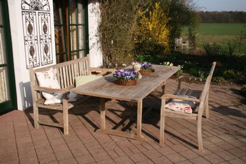 Der Frühling kommt und damit die Gartensaison. Schicke und günstige Möbel gibt‘s bei Teak 24., Johannes Hövelmann überprüft höchstpersönlich in Asien die Holzqualität sowie die Bedingungen des Holzanbaus und der Fertigung. Zwei seiner Mitarbeiter arbeiten in Indonesien.