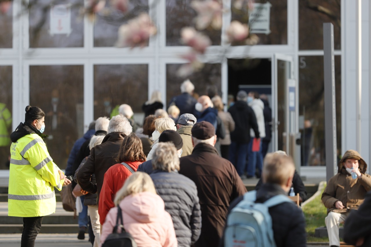 Warteschlangen vor dem Essener Impfzentrum am 8. April. Auch drinnen scheint es rappelvoll gewesen zu sein.