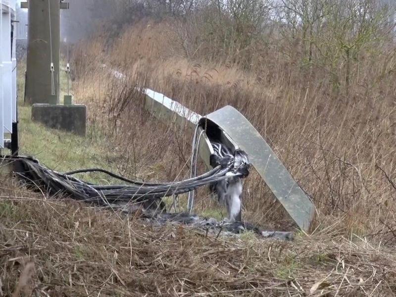 In einem Kabelschacht zwischen Friesack und Paulinenaue in Brandenburg war ein Brand ausgebrochen und hatte zahlreiche Kabel zerstört.