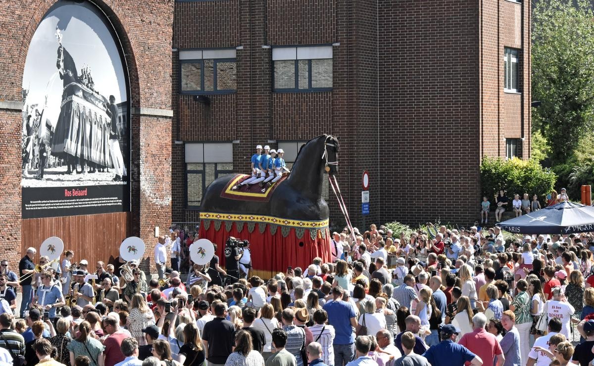  In einer kleinen belgischen Gemeinde namens Dendermonde finden die letzten Trainingseinheiten vor der großen Parade am kommenden Sonntag statt. Der sogenannte Ross Bayard-Umzug mit 2000 Statisten und 100 000 erwarteten Besuchern ereignet sich nur alle zehn Jahre und ist Unesco-Weltkulturerbe. 