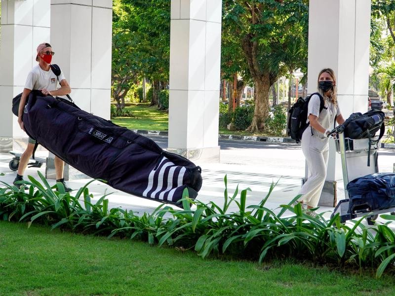 Internationale Reisende nach ihrer Ankunft auf Bali.