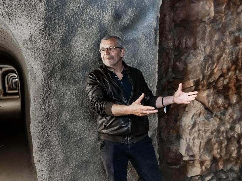 Jörg Andres, Direktor des Museums Helgoland, steht in einem alten Bunkerstollen. Hier soll eine Ausstellung Besucher über das Leben im Bunker informieren.