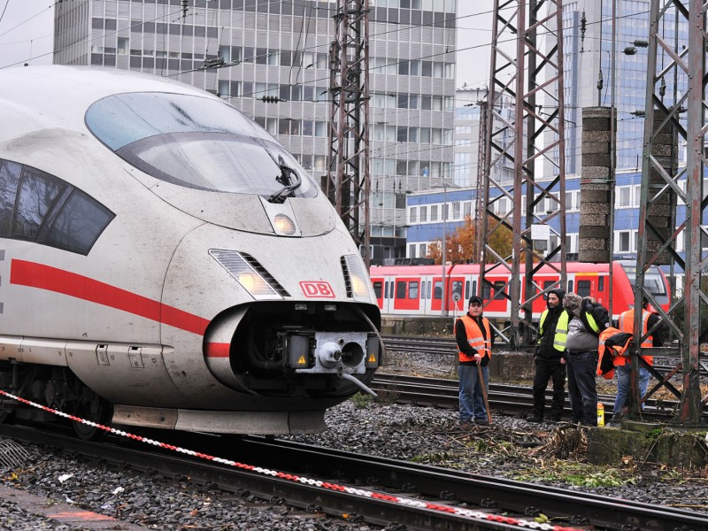 Erst Ende 2013 bremste ein Bergschaden den Zugverkehr im Ruhrgebiet aus: Zu massiven Verspätungen und Zugausfällen kam es zwischen dem 20. November und Ende Dezember 2013 auf den Strecken rund um Essen. Bauarbeiter waren auf einen nicht verzeichneten Altbergbaustollen mit unbekannten Hohlräumen gestoßen. Wochenlang mussten S-Bahnen während der Erkundungsbohrungen und der Verfüllarbeiten Schritttempo in Essen fahren. Regional- und Fernzüge konnten nicht am Hauptbahnhof Essen halten.