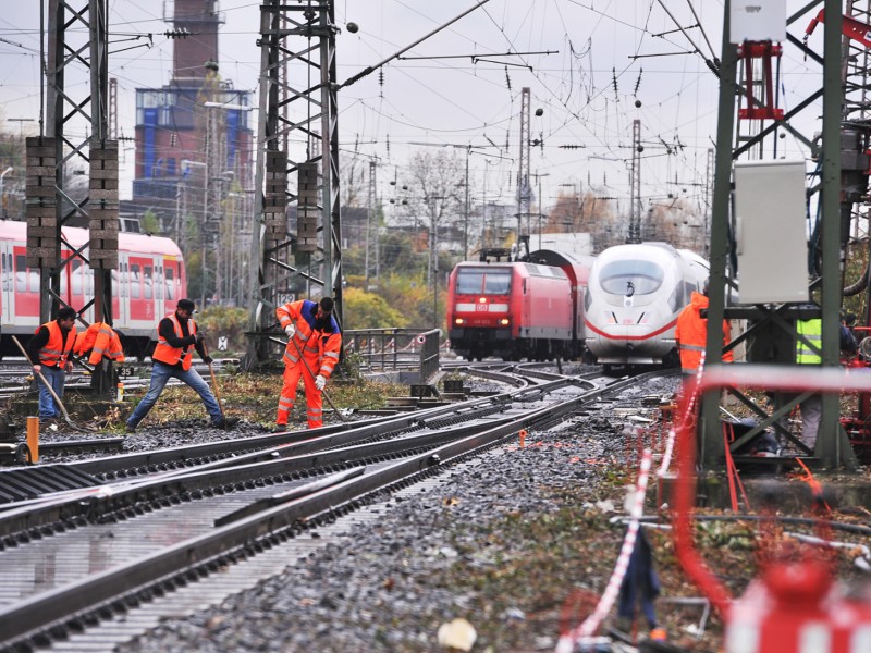 Erst Ende 2013 bremste ein Bergschaden den Zugverkehr im Ruhrgebiet aus: Zu massiven Verspätungen und Zugausfällen kam es zwischen dem 20. November und Ende Dezember 2013 auf den Strecken rund um Essen. Bauarbeiter waren auf einen nicht verzeichneten Altbergbaustollen mit unbekannten Hohlräumen gestoßen. Wochenlang mussten S-Bahnen während der Erkundungsbohrungen und der Verfüllarbeiten Schritttempo in Essen fahren. Regional- und Fernzüge konnten nicht am Hauptbahnhof Essen halten.