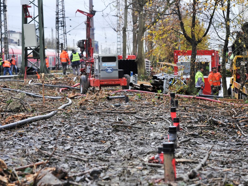 Am Montag, 25. November, teilten die Bezirksregierung Arnsberg und die Deutsche Bahn mit, dass die Erkundungsbohrungen und die Verfüllung der Hohlräume mindestens bis Ende Dezember 2013 laufen werden. Foto: Sebastian Konopka