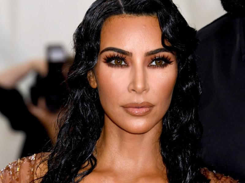 Medien-Profi, Reality-TV-Star, Kurvenwunder: Kim Kardashian ist wohl eine der bekanntesten Figur inmitten des Clans. Eine explizites Video mit ihrem Ex-Freund machte sie berühmt. Aber auch die Heirat mit... 