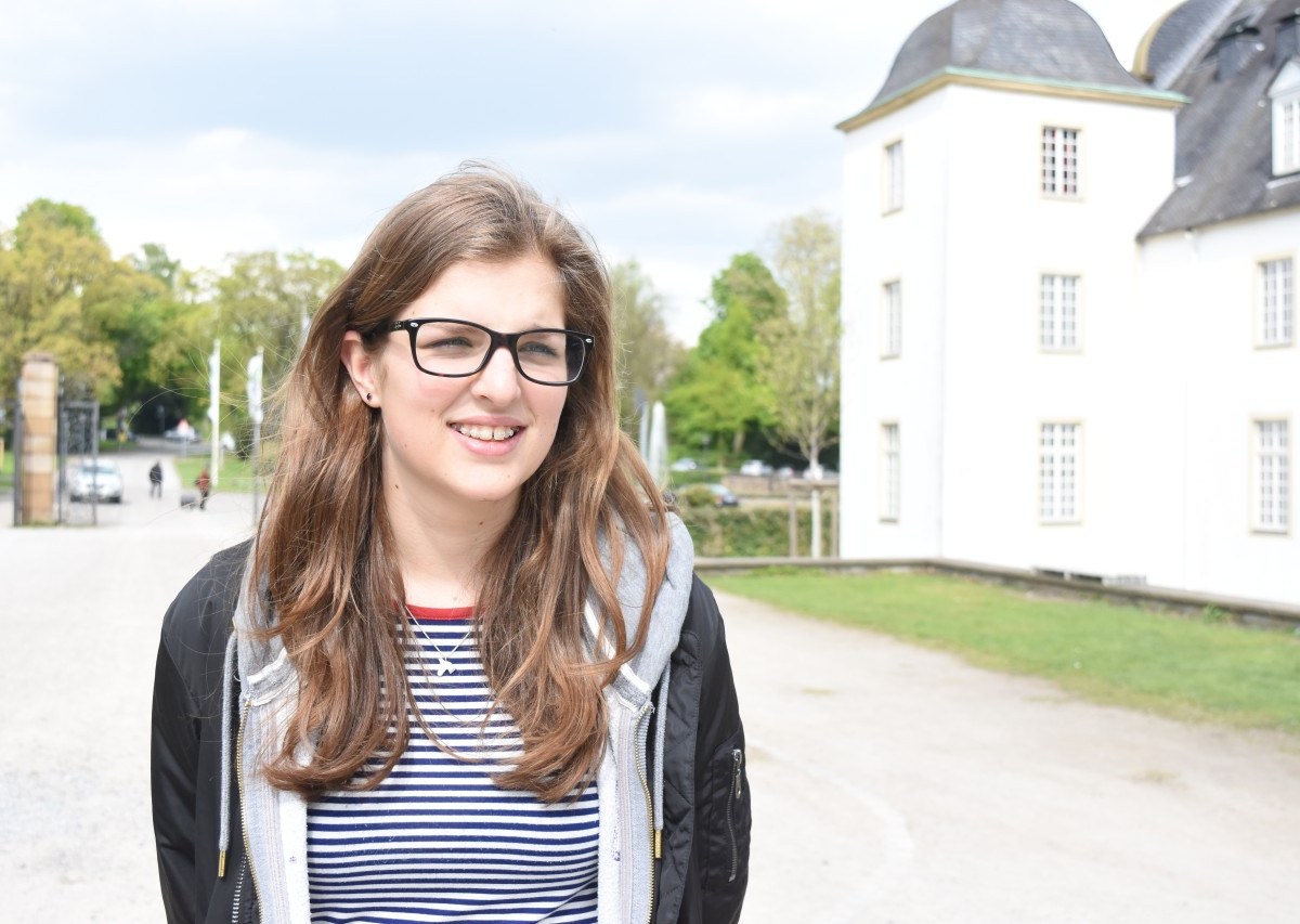 Klara Horst (16) vor Schloss Borbeck: Sie nimmt bereits am Projekt "Sprache-verbindet" teil. Ihr Patenkind ist sechs Jahre alt, einmal in der Woche treffen sie sich und verbringen Zeit miteinander.