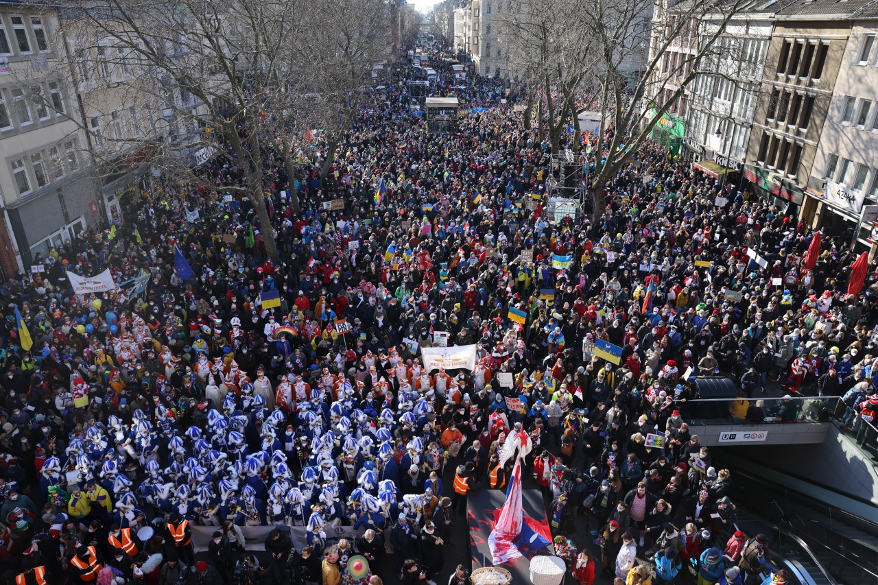 Am Rosenmontag fand in Köln eine Friedensdemo mit 250.000 Menschen statt.