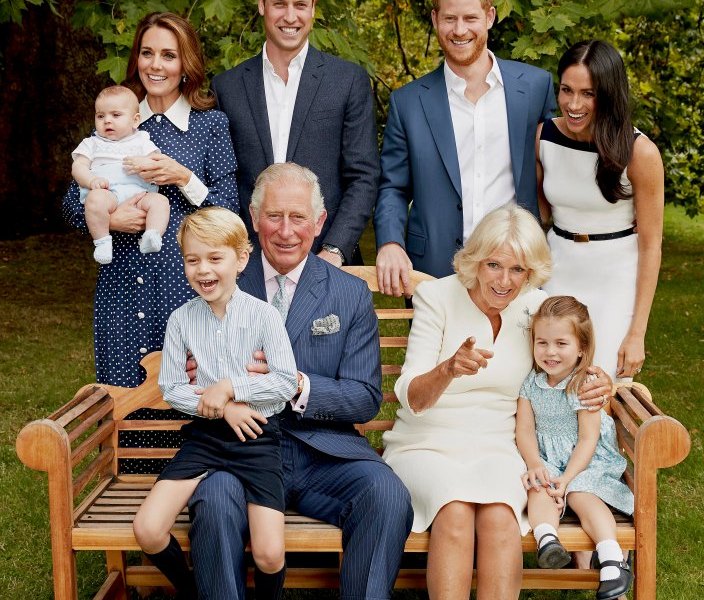 Königliche Familie Kate William Harry Meghan Familienfoto England Royals.jpg
