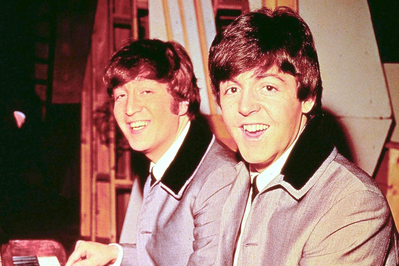 John Lennon (l.) und Paul McCartney gemeinsam am Klavier.