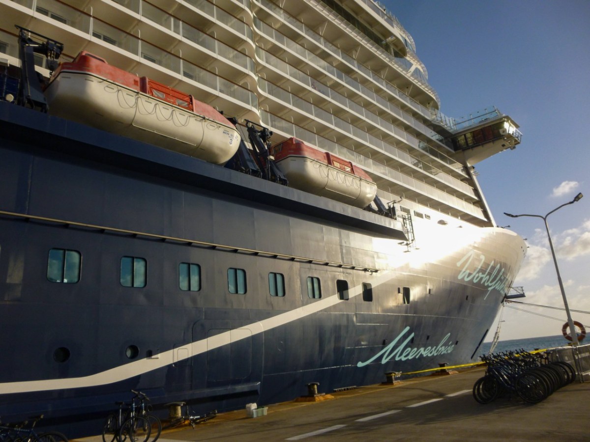 So hatte sich das Kreuzfahrt-Unternehmen den Ausflug in die Emirate sicher nicht vorgestellt., Kreuzfahrt-Schiff vor Abu Dhabi. (Symbolbild)