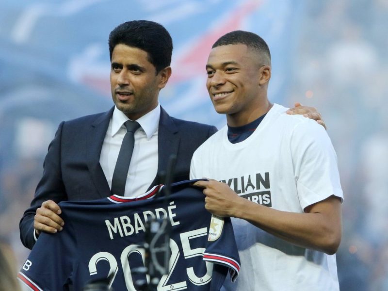 Kylian Mbappé und Nasser Al-Khelaifi halten ein Trikot mit der Zahl 2025 in den Händen.