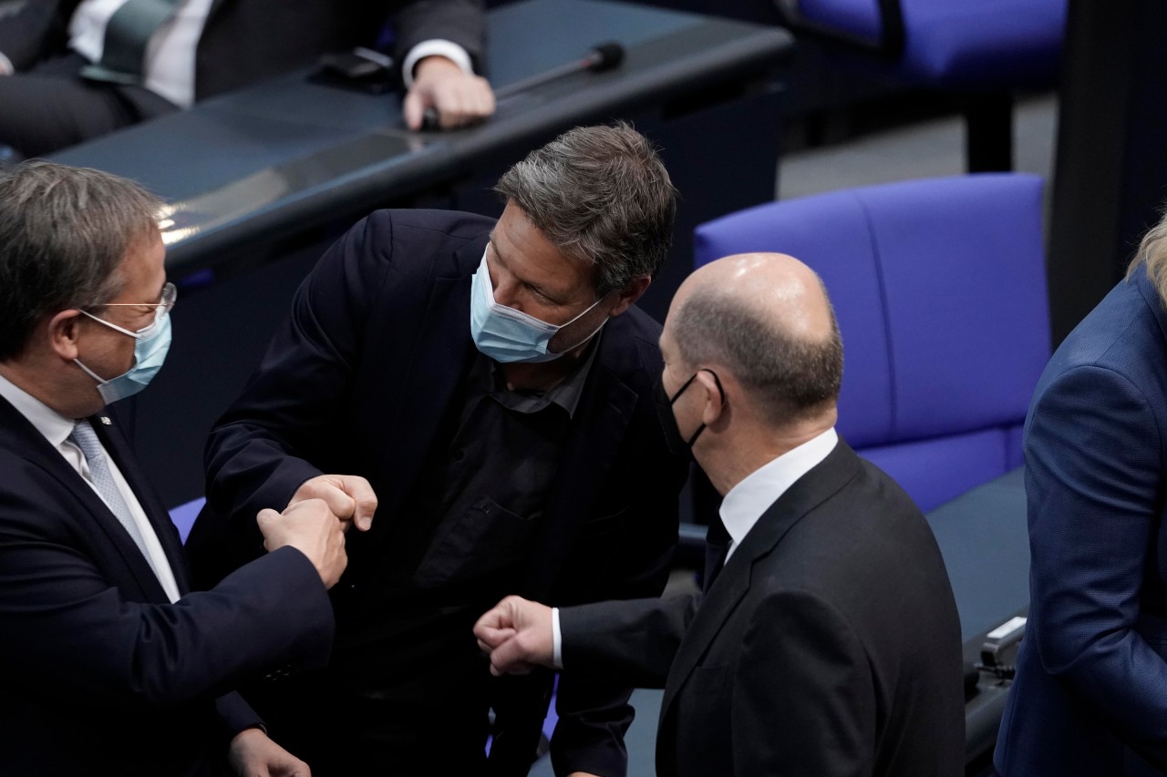 Armin Laschet im Gespräch mit Robert Habeck und Olaf Scholz am 11. November im Bundestag. 