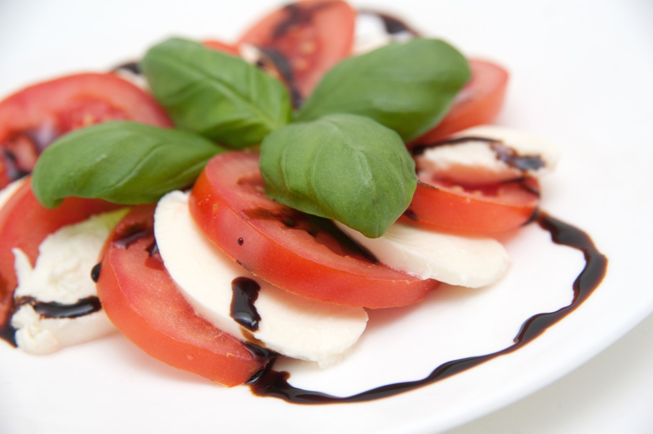 Balsamico passt super zu Tomaten und Mozzarella. 