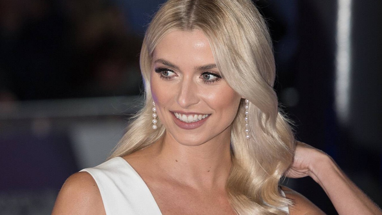 Lena Gercke zeigt sich ohne BH.