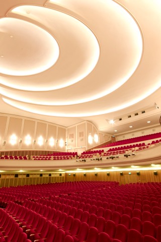 Nach aufwendiger 
Renovierung ist die Lichtburg im März 2003 in neuem Glanz erstrahlt: Als 
glamouröses Premierenkino und als Veranstaltungsort mit unvergleichlichem 
Flair ist die Lichtburg ein Anziehungspunkt von überregionaler Bedeutung. 