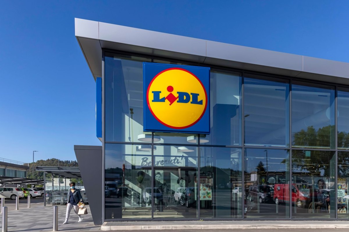 Lidl: Kundin schaut in Werbeprospekt und bekommt einen Lachanfall.