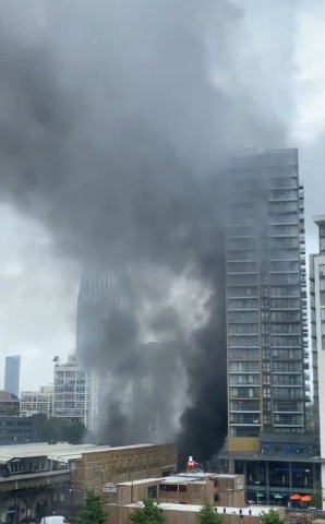 In London ist es in einem Bahnhof zu einem Großbrand gekommen.