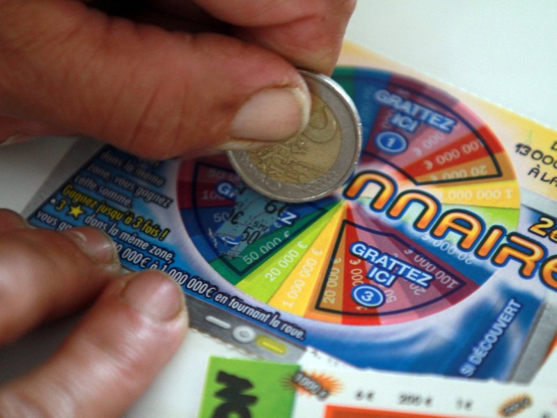 Lotto: Frau kauft Los – als sie es freikratzt, trifft sie fast der Schock