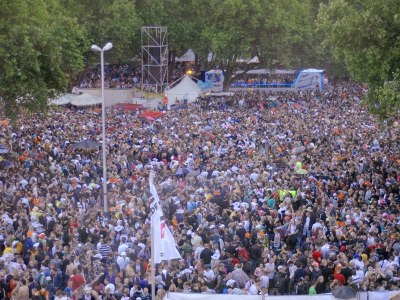 Der damalige Dortmunder Feuerwehrchef habe die Planungen als „Irrsinn“ bezeichnet und vor Verletzten und Toten gewarnt. Schon bei den Loveparades 2007 und 2008 seien Besucher in lebensgefährliche Situationen geraten: In Dortmund (im Bild) gab es gefährliche Situationen am Hauptbahnhof. Schäfer zeigte dazu eine Reportage des WDR. 