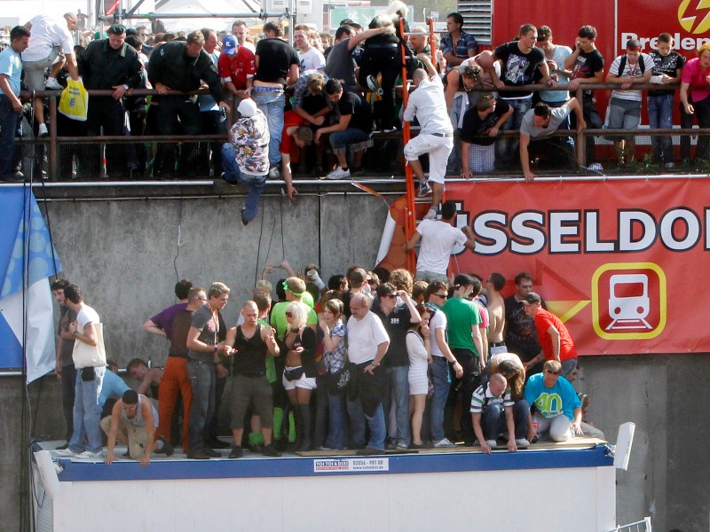 ... der während des Unglücks im Container an der Rampe saß, schwere Vorwürfe gegen die Polizei. So hätten er und ein Polizist „geschätzte 45 Minuten“ benötigt, die Polizeiführung zu erreichen.