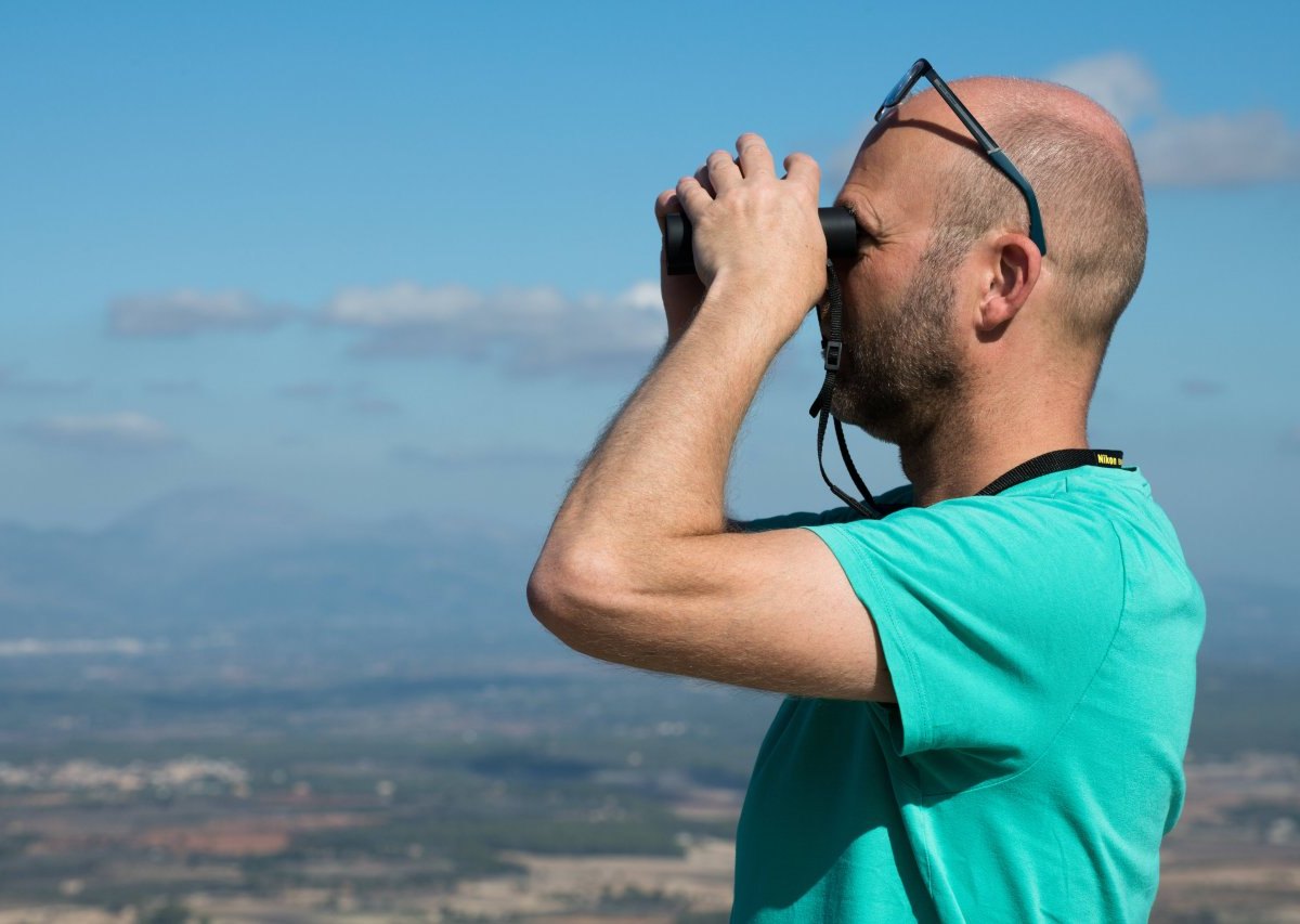 Mann mit Fernglas.jpg