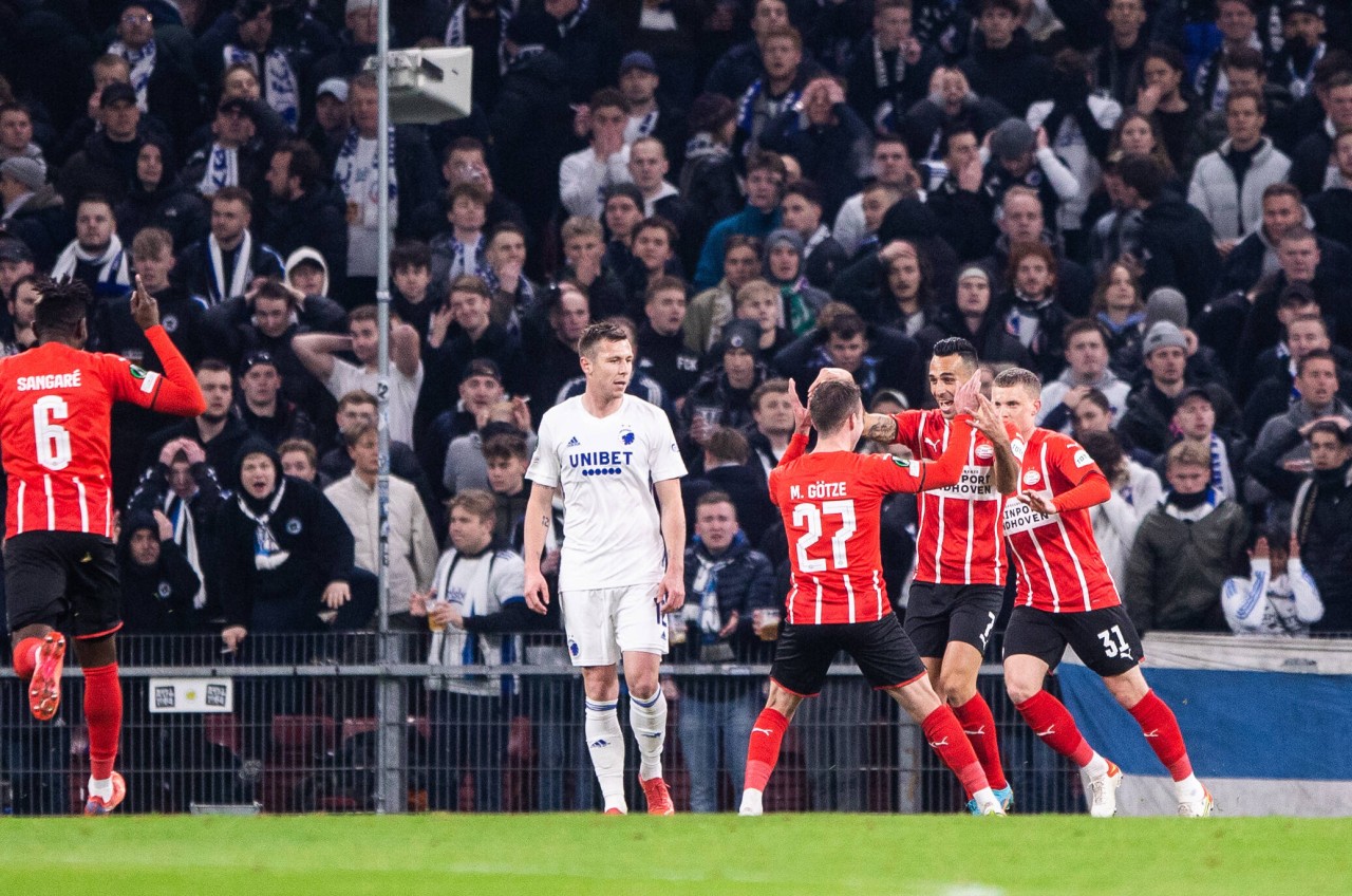 Mario Götze jubelt mit PSV Eindhoven.