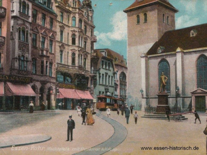 Um den Ersten Weltkrieg herum glänzte das Krupp-Denkmal am Marktplatz noch kupfern.