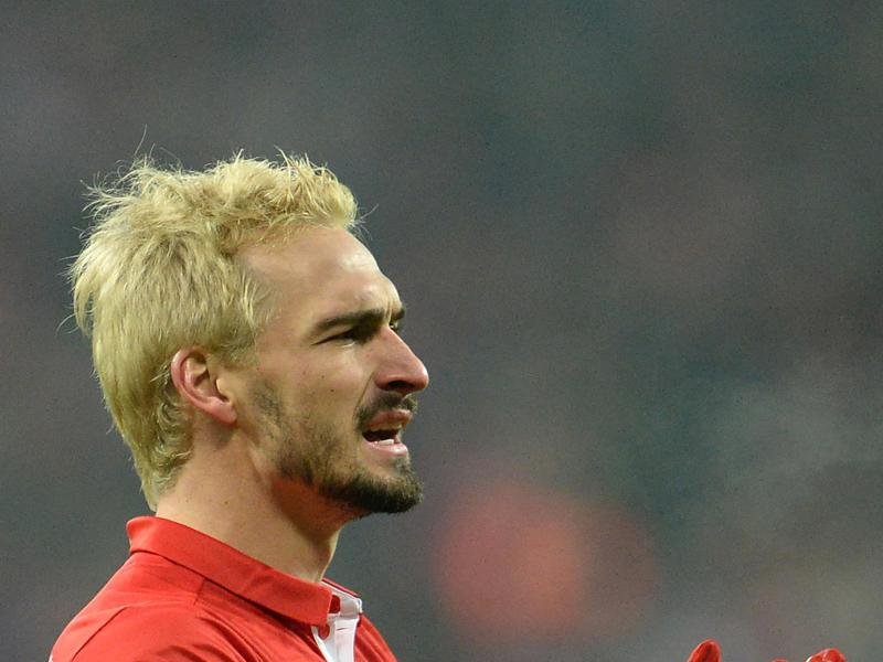 Mats Hummels trägt nach einer verlorenen Wette blond gefärbte Haare.