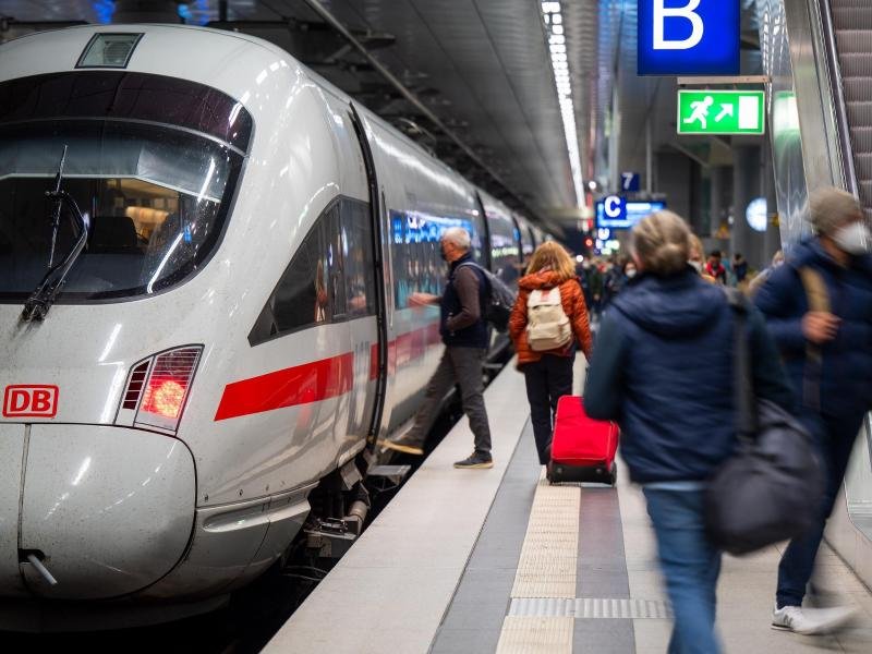 Mehr Menschen fahren wieder mit der Bahn. Im März lagen die Fahrgastzahlen in den Fernzügen höher als vor Corona.