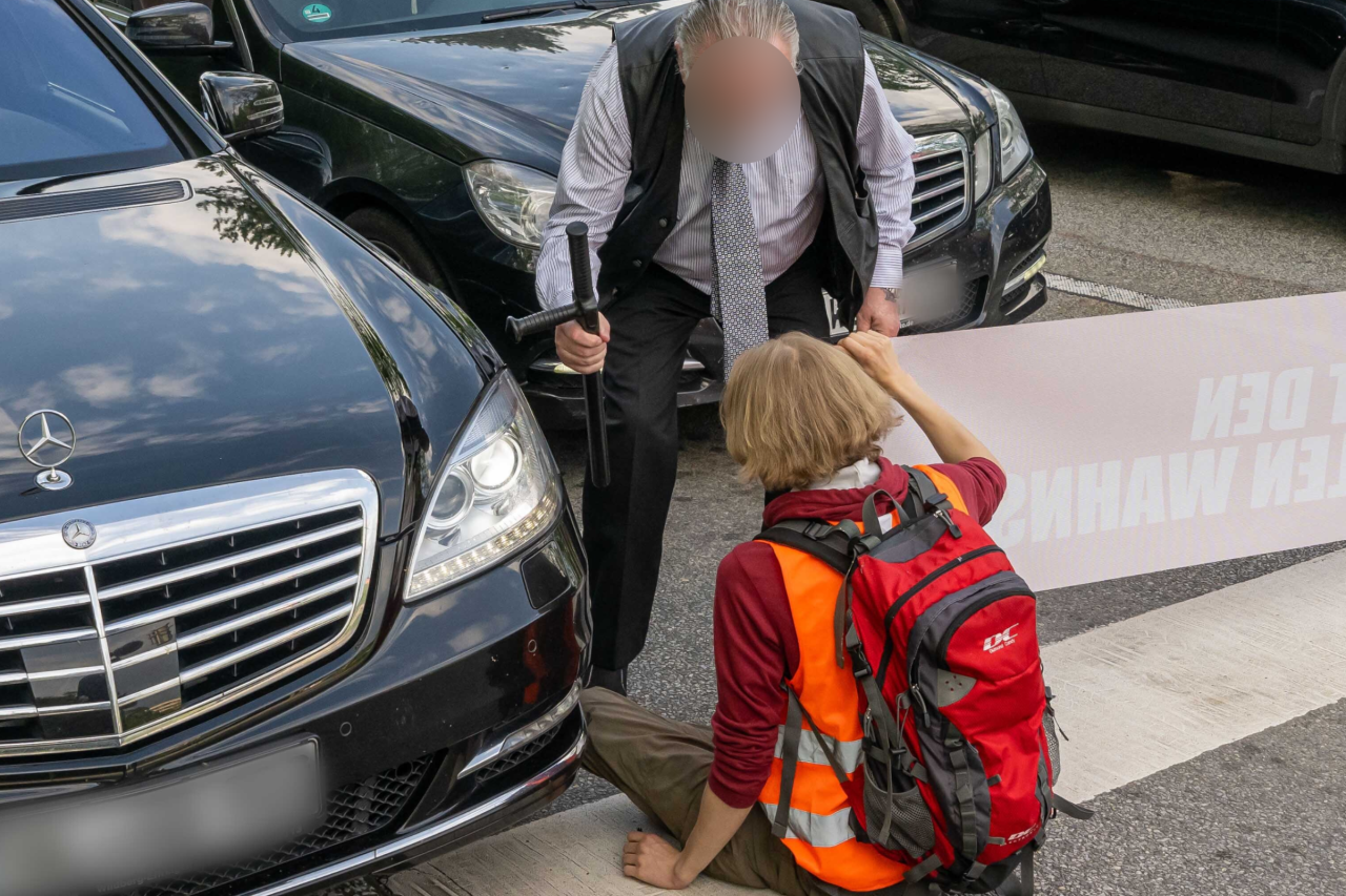 Die Situation bei einer Autobahnblockade in München eskalierte. Ein Mercedes-Fahrer holte sogar einen Schlagstock heraus. 