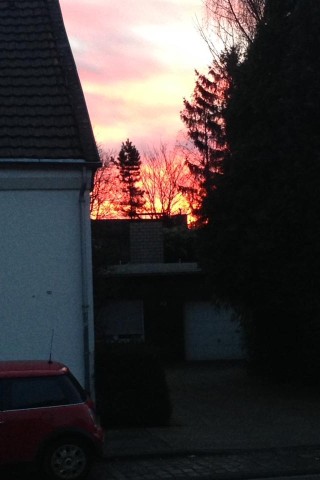 Ganz langsam kämpft sich die Sonne durch die Wolken.