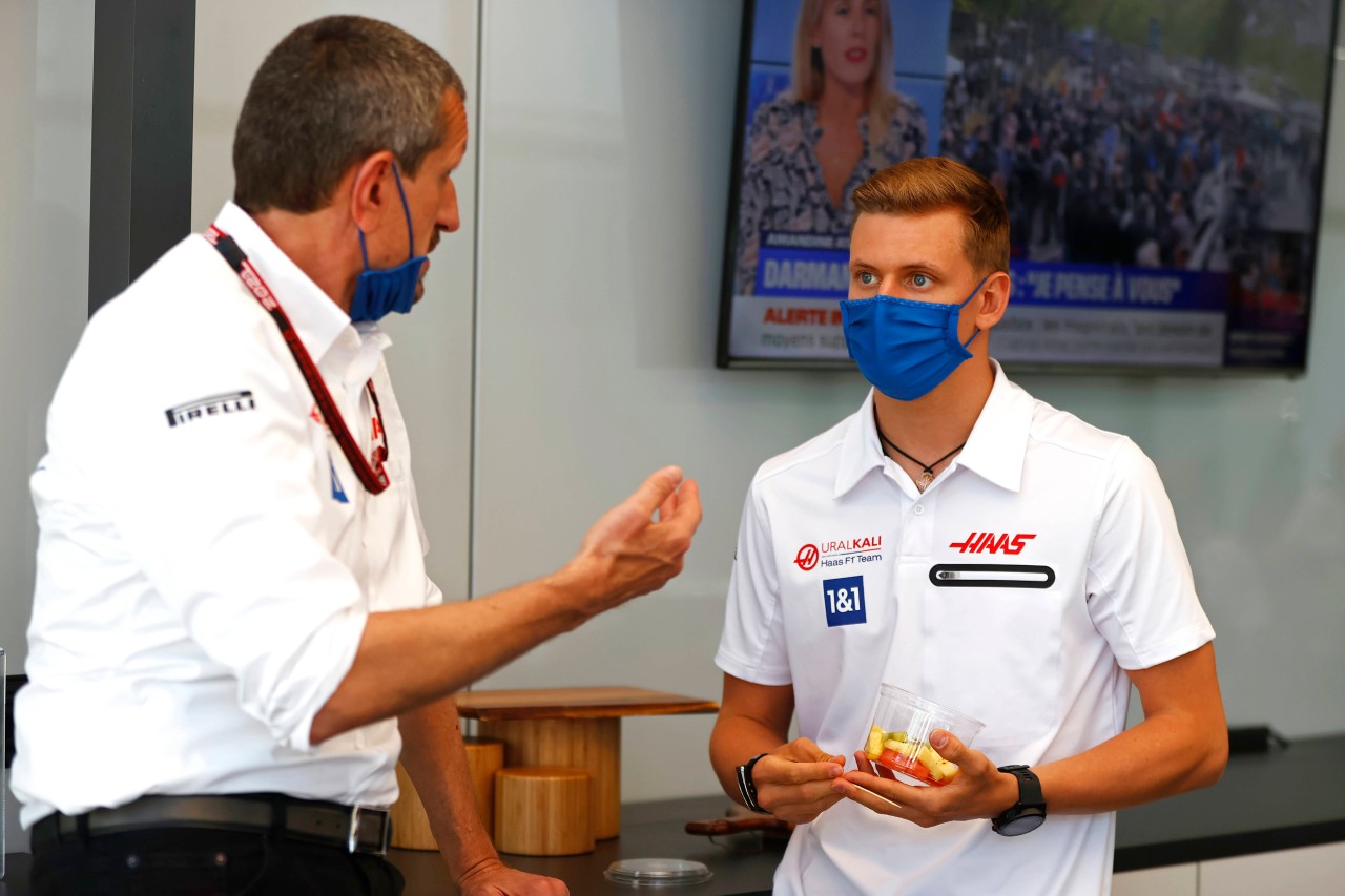 Mick Schumacher im Gespräch mit Teamchef Günther Steiner.