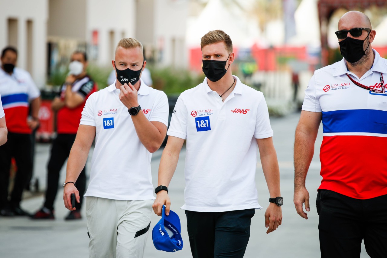 Mick Schumacher (r.) und Nikita Mazepin (l.). Der Russe wird nun vom eigenen Team veralbert.