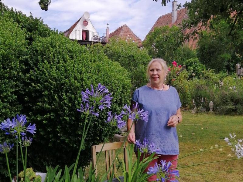 Mitten in der Rothenburger Altstadt pflegt Hildegard Kistenfeger ihre Oase, die sich hinter historischen Fassaden versteckt.