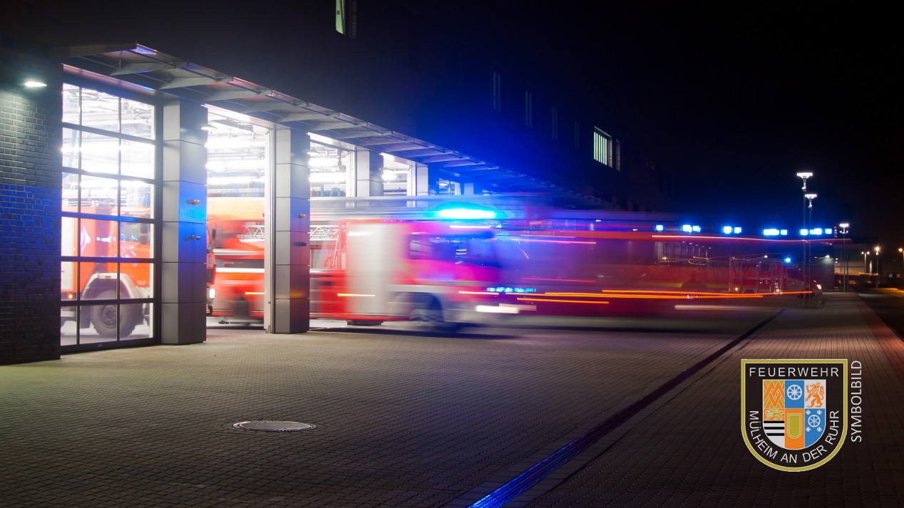 Bei einem Unfall in Mülheim ist ein Mensch eingeklemmt worden in seinem Fahrzeug. (Symbolbild)