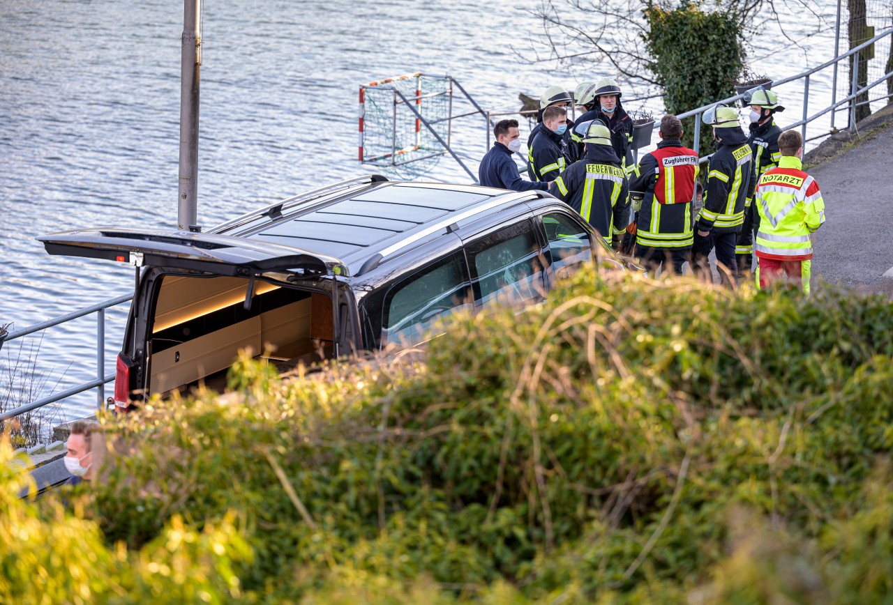 Mülheim: Einsatzkräfte bargen am Montag eine Leiche aus der Ruhr.