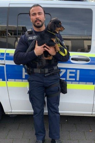 Die Polizei Mülheim fand ein paar süße Welpen am Hauptbahnhof und rief das Veterinäramt.