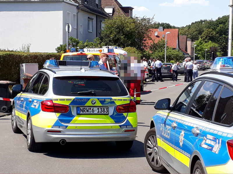 Polizei findet drei Tote in Wohnung am Lindenhof in Mülheim-Saarn.