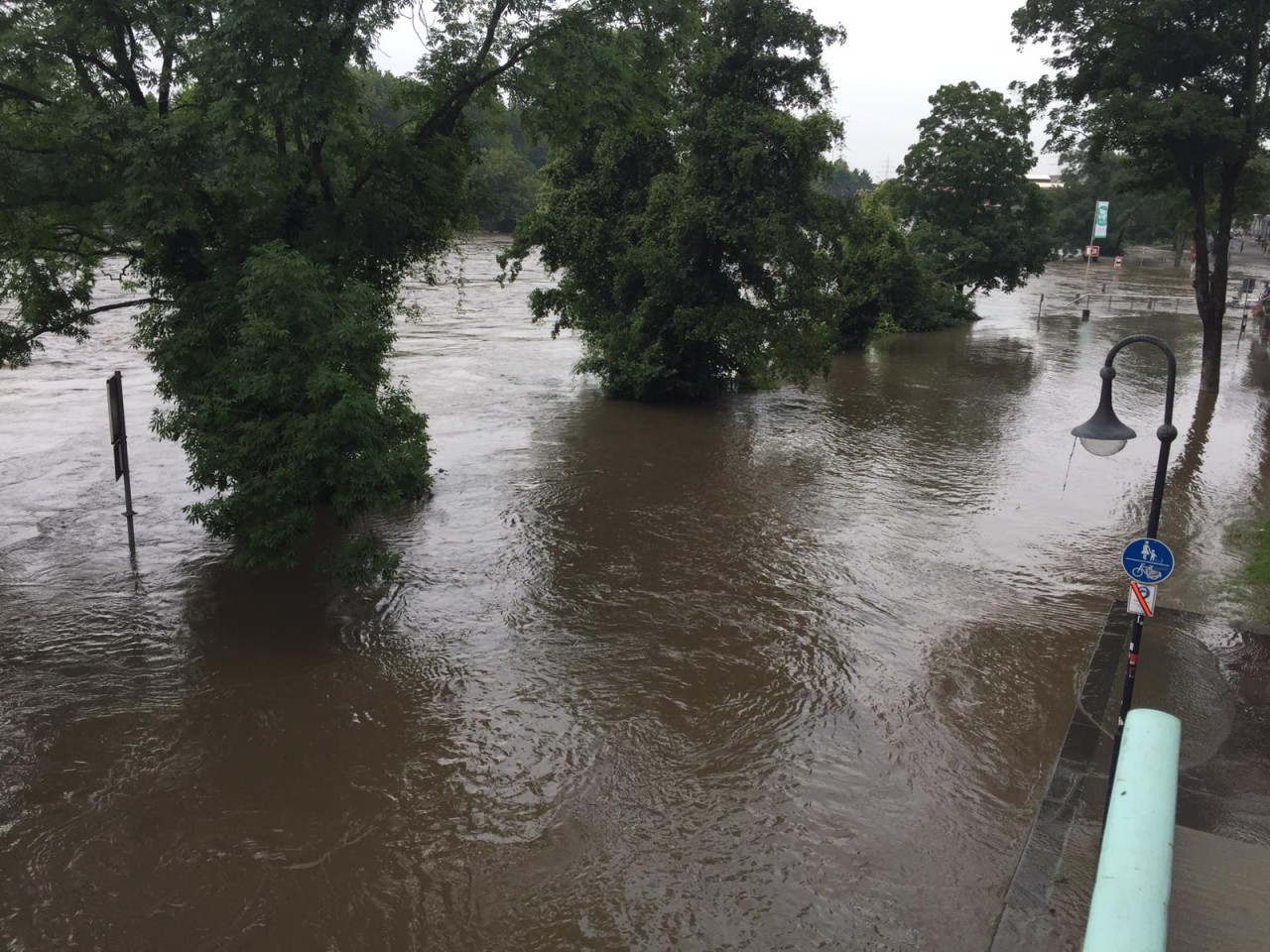 Mülheim: Die Ruhr flutet über die Rheinpromenade, dort steht das Wasser.