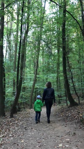 NRW: Julia (r.) und ihr Sohn Lian (l.) hätten nie gedacht, dass sie mal in Deutschland mit Diskriminierung konfrontiert werden. 