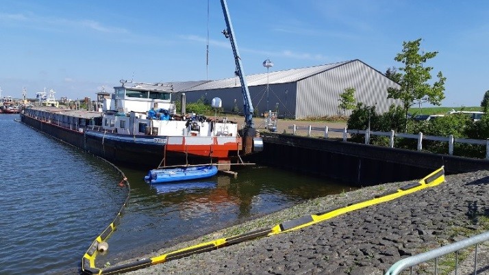 Auf diesem Duisburger Schiff hatten drei Mexikaner und der niederländische Kapitän eine Crystal-Küche eingerichtet.