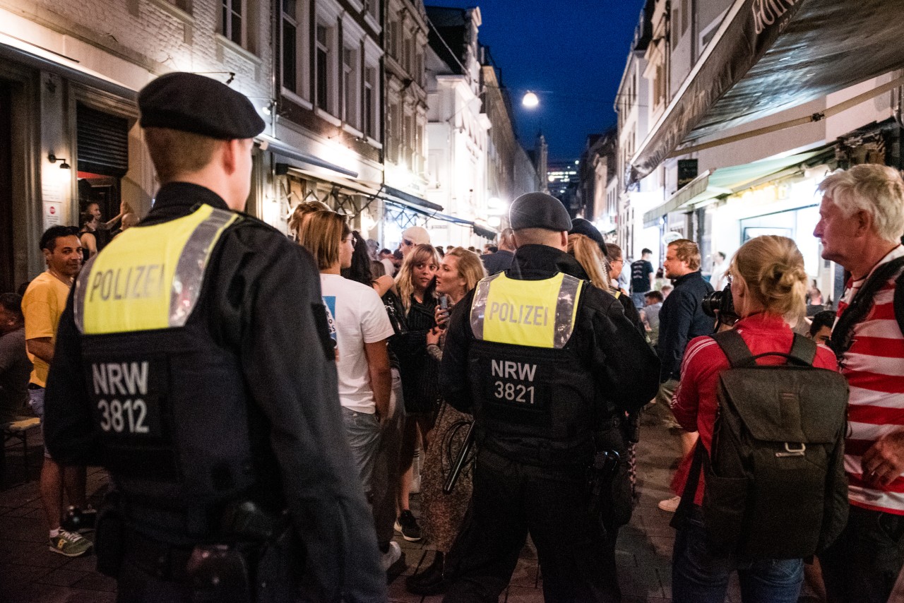 An den vergangenen Wochenenden waren die Ausgehmeilen in Düsseldorf und Köln teilweise völlig überfüllt.