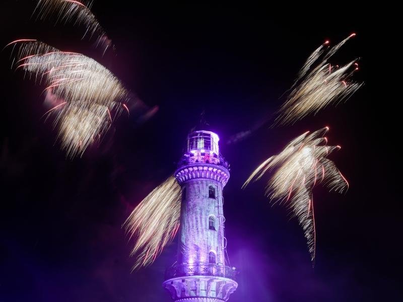 Nach den Absagen an den letzten beiden Neujahrstagen soll das Warnemünder Turmleuchten nun am 9. April unter neuen Rahmenbedingungen über die Bühne gehen.