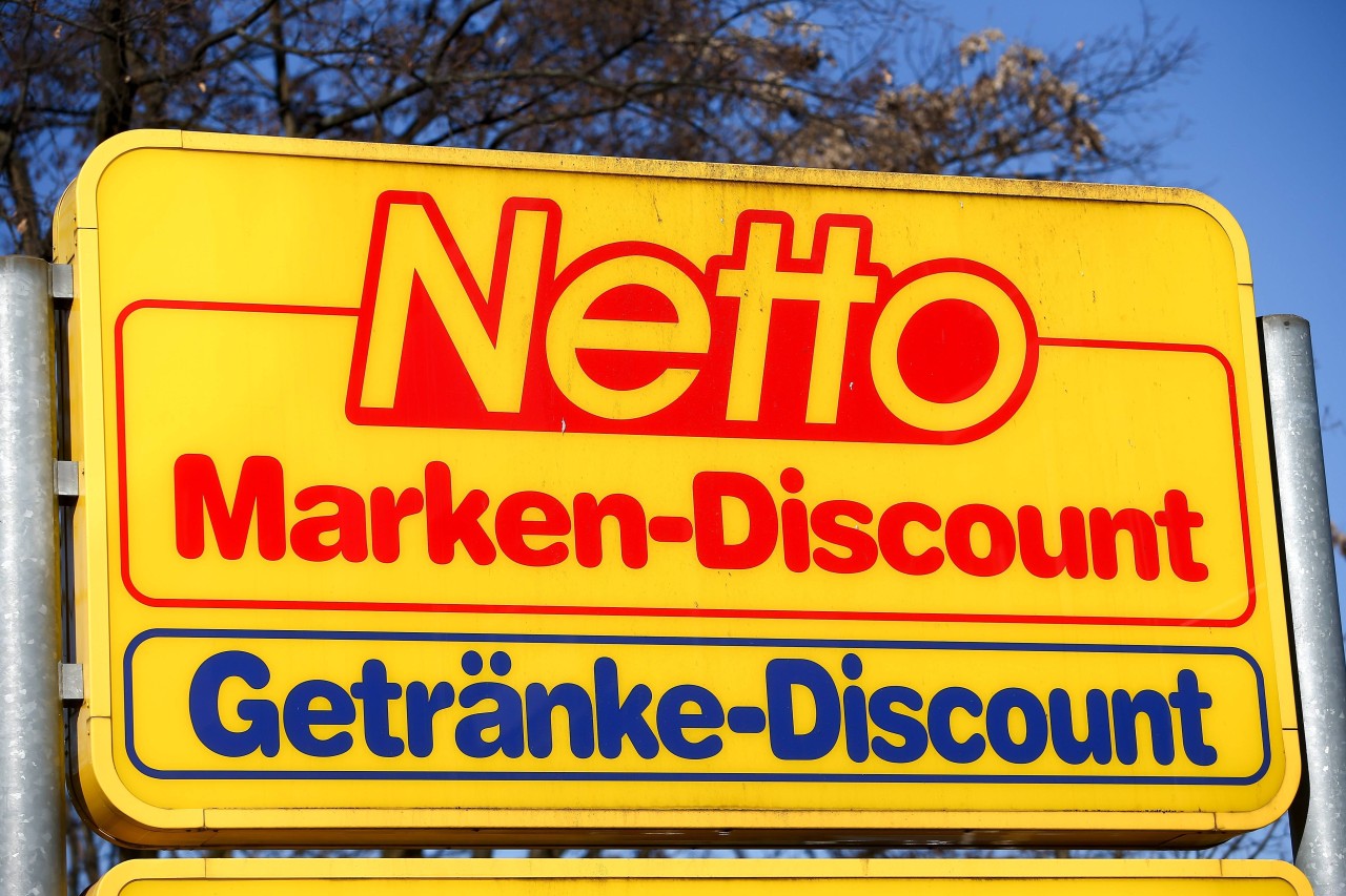 Netto, Edeka und Marktkauf rufen beliebte Hundesnacks zurück. Grund – Salmonellenbefahl!