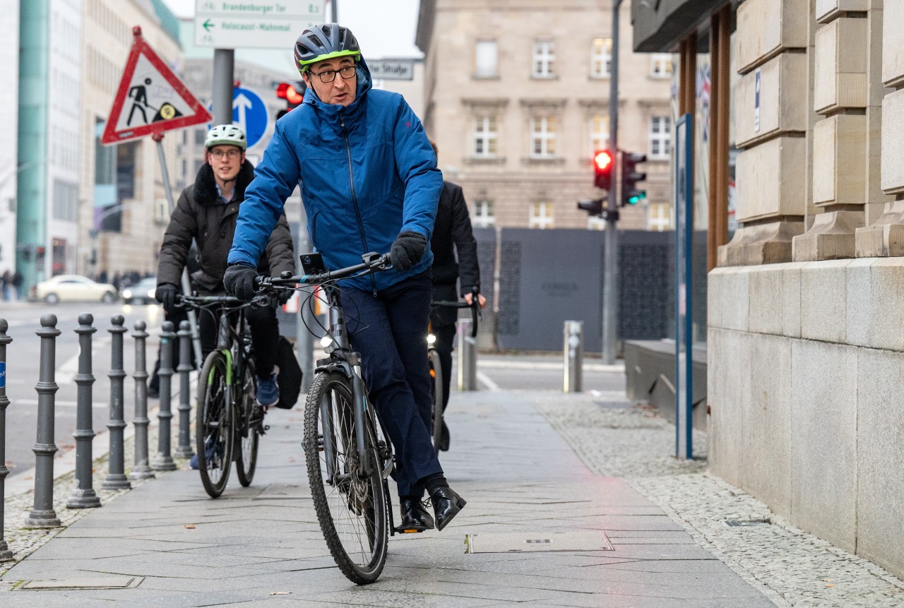 Auch zur Amtsübergabe im Ministerium für Ernährung und Landwirtschaft kam Özdemir mit dem Fahrrad. 