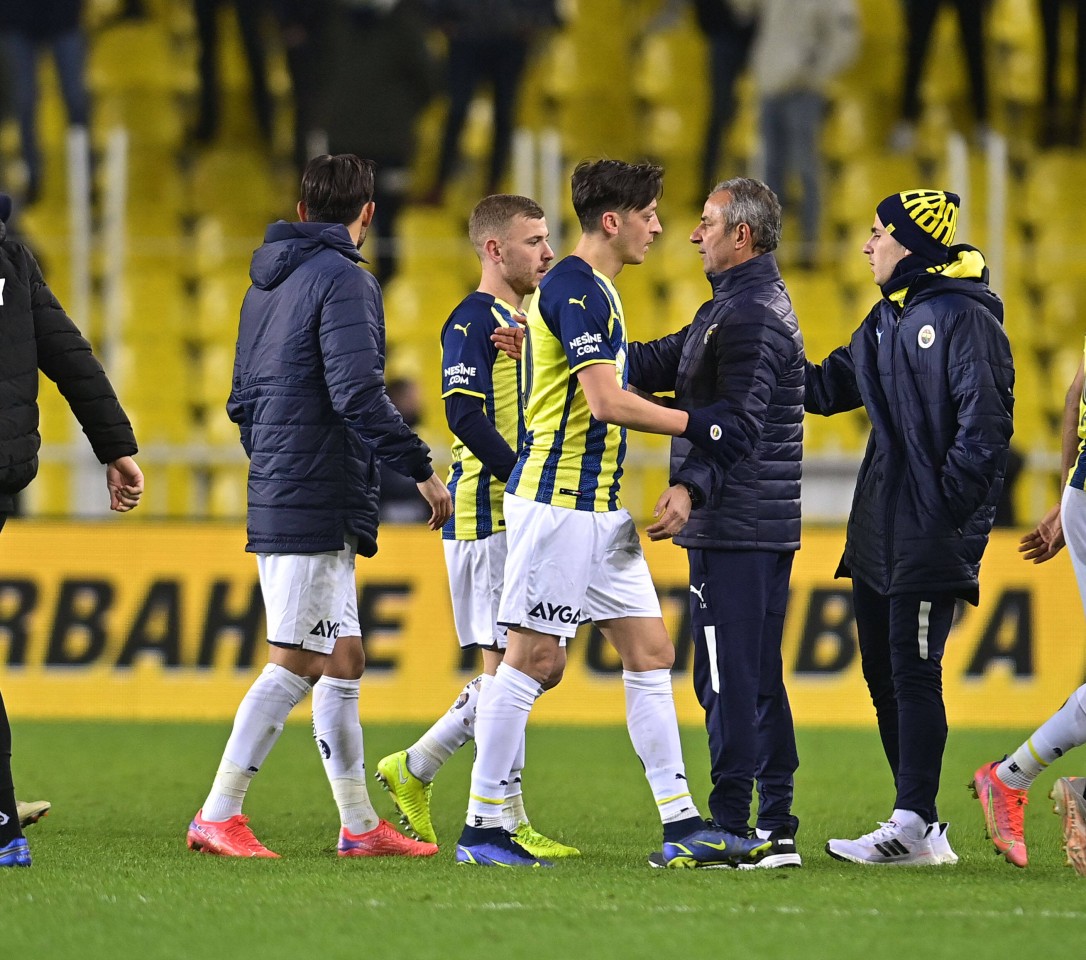 Mesut Özil mit seinem Trainer.