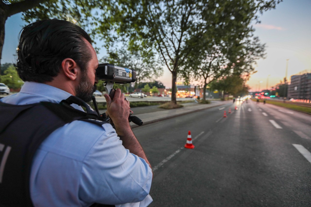 Der Polizei Oberhausen ist ein Raser ins Netz gesprungen. Wie er sein Verhalten begründet, macht sprachlos. (Symbolfoto)